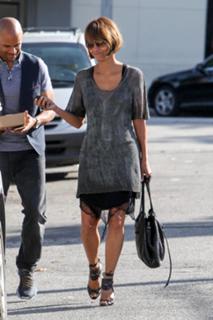 Halle Berry feet photo thumbnail