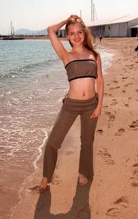 Mena Suvari feet photo thumbnail