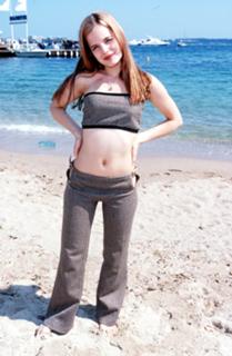 Mena Suvari feet photo thumbnail