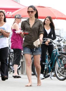Olivia Munn feet photo thumbnail