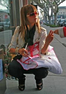 Mena Suvari feet photo thumbnail