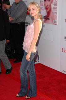 Mena Suvari feet photo thumbnail