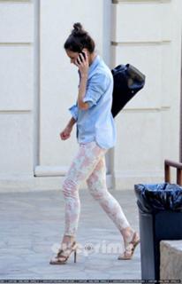 Katie Holmes feet photo thumbnail