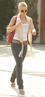 Mena Suvari feet photo thumbnail