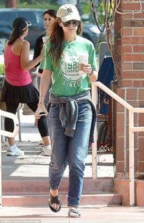 Katie Holmes feet photo thumbnail