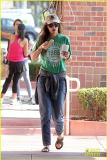 Katie Holmes feet photo thumbnail