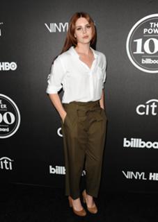 Lana Del Rey feet photo thumbnail
