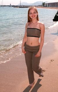 Mena Suvari feet photo thumbnail