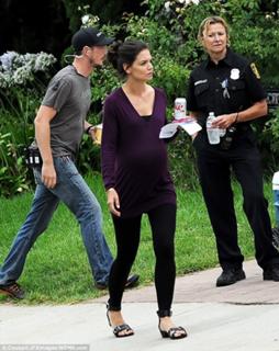 Katie Holmes feet photo thumbnail
