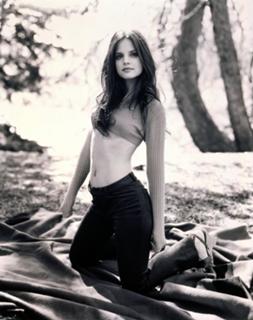 Mena Suvari feet photo thumbnail