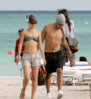Mena Suvari feet photo thumbnail