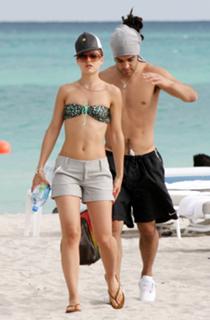 Mena Suvari feet photo thumbnail