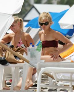 Mena Suvari feet photo thumbnail