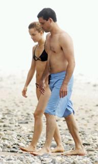 Mena Suvari feet photo thumbnail