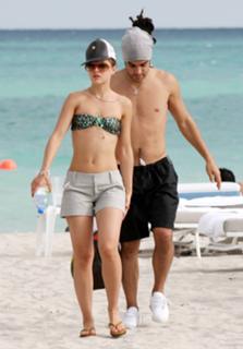 Mena Suvari feet photo thumbnail