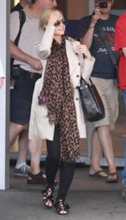 Mena Suvari feet photo thumbnail