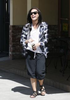 Demi Lovato feet photo thumbnail