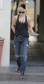 Mena Suvari feet photo thumbnail