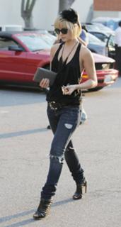 Mena Suvari feet photo thumbnail