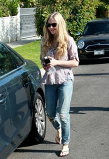 Amanda Seyfried feet photo thumbnail