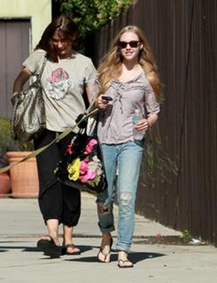 Amanda Seyfried feet photo thumbnail