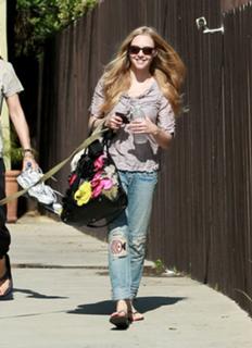 Amanda Seyfried feet photo thumbnail