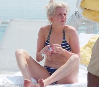 Ellie Goulding feet photo thumbnail