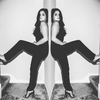 Ariel Winter feet photo thumbnail