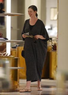 Anne Hathaway feet photo thumbnail