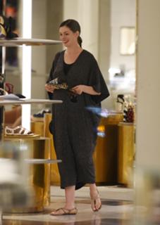 Anne Hathaway feet photo thumbnail