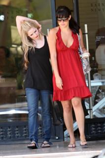 Avril Lavigne feet photo thumbnail