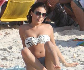 Isis Valverde feet photo thumbnail