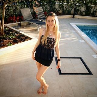 Emma Lovett feet photo thumbnail