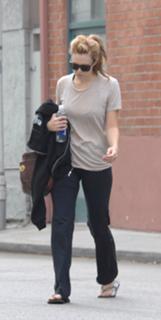 Mandy Moore feet photo thumbnail