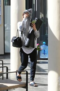 Ashley Olsen feet photo thumbnail