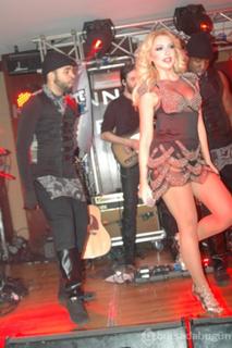 Hadise feet photo thumbnail