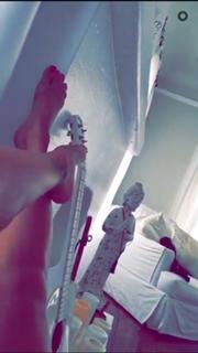 Vida Guerra feet photo thumbnail
