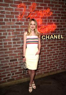 Dakota Fanning feet photo thumbnail