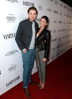 Sarah Hyland feet photo thumbnail
