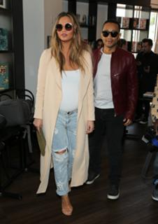 Chrissy Teigen feet photo thumbnail