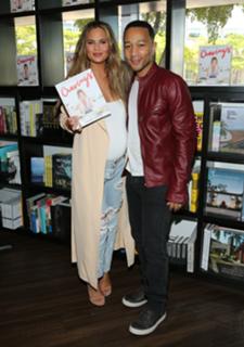 Chrissy Teigen feet photo thumbnail