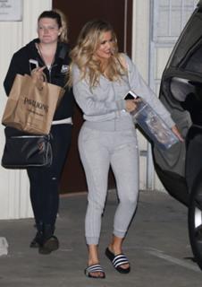 Khloé Kardashian feet photo thumbnail