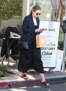 Elizabeth Olsen feet photo thumbnail