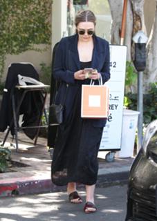 Elizabeth Olsen feet photo thumbnail