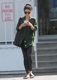 Vanessa Hudgens feet photo thumbnail