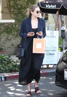 Elizabeth Olsen feet photo thumbnail