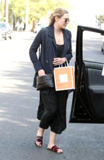 Elizabeth Olsen feet photo thumbnail