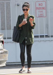 Vanessa Hudgens feet photo thumbnail