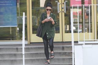 Vanessa Hudgens feet photo thumbnail