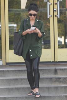 Vanessa Hudgens feet photo thumbnail